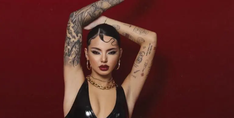 Шок! Мускуляга пробива ухото на секси ергенка Валерия!