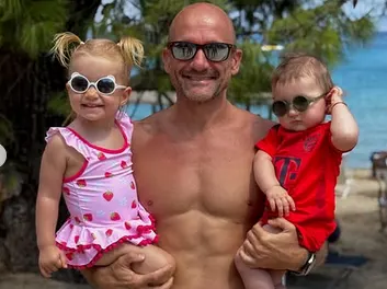 На 52 години: Радуканов стана нацепен батка (Снимки)