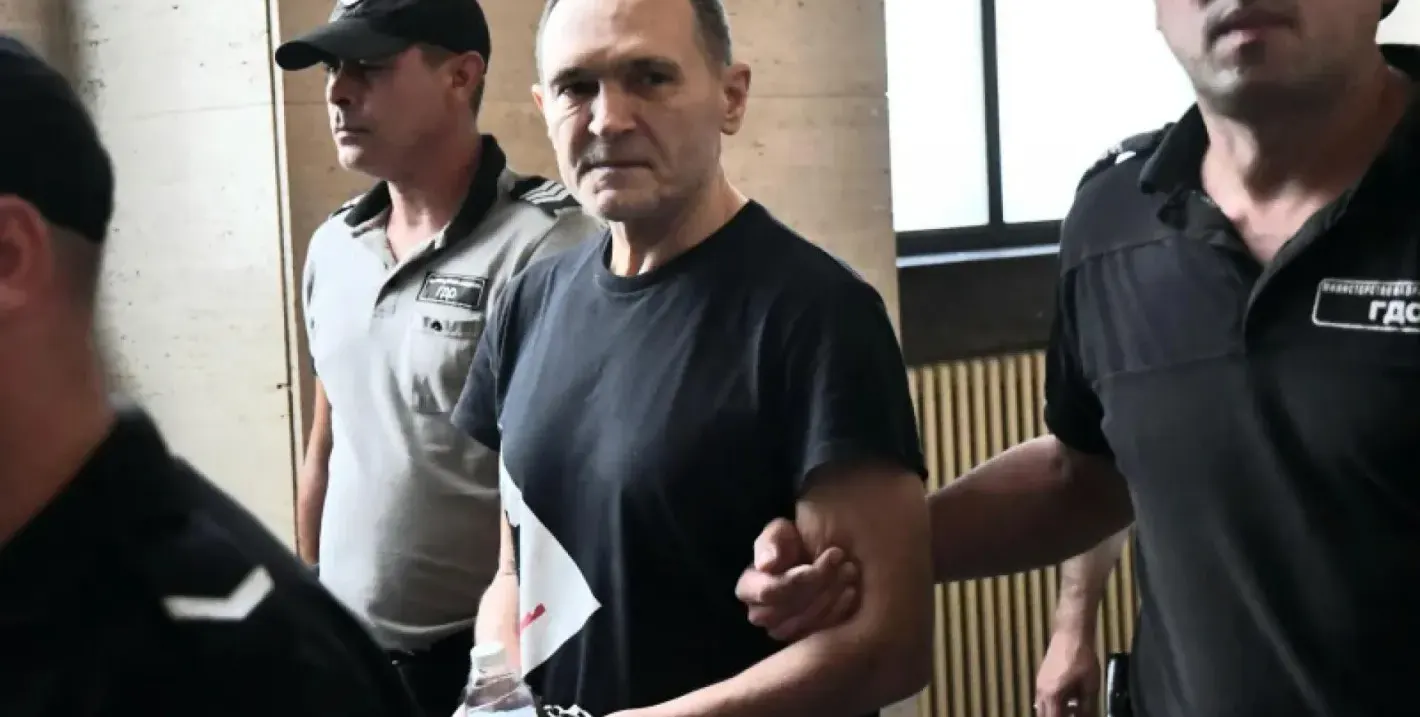 Наглост! Вместо да се лекува, Черепа си ваканцува. Ало, съдия Митева?
