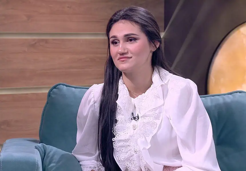 Нарязаната Дебора с ТАЙНО гадже: Шокиращи новини от Стара Загора!