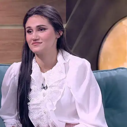 Нарязаната Дебора с ТАЙНО гадже: Шокиращи новини от Стара Загора!