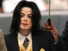 Обвинителите на Майкъл Джексън искат обезщетение от 400 млн. долара за предполагаемото сексуално насилие