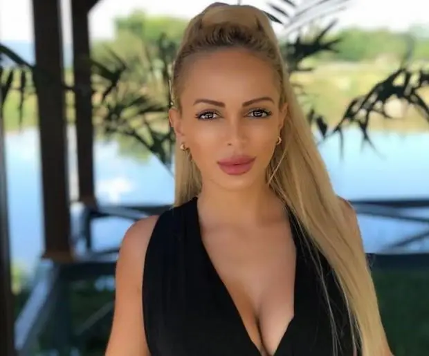 Осипова ходи боса и малко гола по асфалта