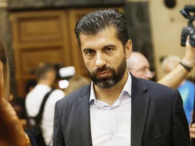 Кирил Петков: От брадясал мъж до премиер - какво се случва?