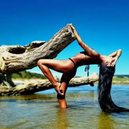 Полуголата Ани Хоанг яхна дънер