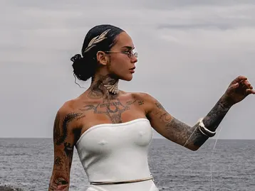 Скандалната Стефани Разсолков с нови бомби и шокиращ пиърсинг!