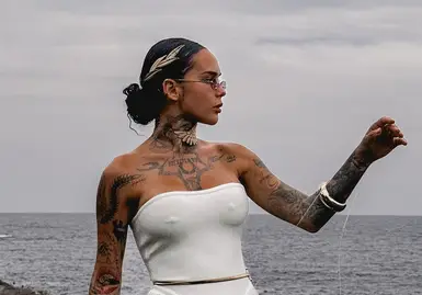 Скандалната Стефани Разсолков с нови бомби и шокиращ пиърсинг!