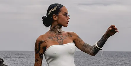 Скандалната Стефани Разсолков с нови бомби и шокиращ пиърсинг!