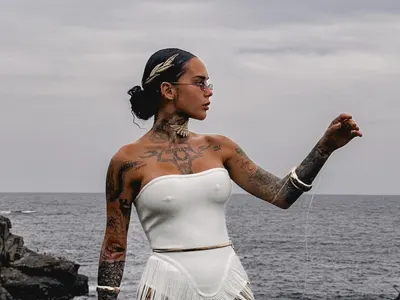 Скандалната Стефани Разсолков с нови бомби и шокиращ пиърсинг!