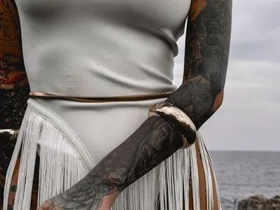 Скандалната Стефани Разсолков с нови бомби и шокиращ пиърсинг!