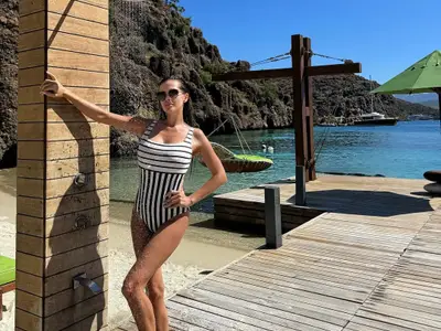 Преслава шокира с нова снимка от плажа! Какво крие зад усмивката?