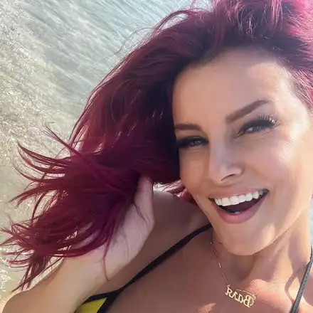 Валя блести без филтри: Естествен бюст, който шокира София!