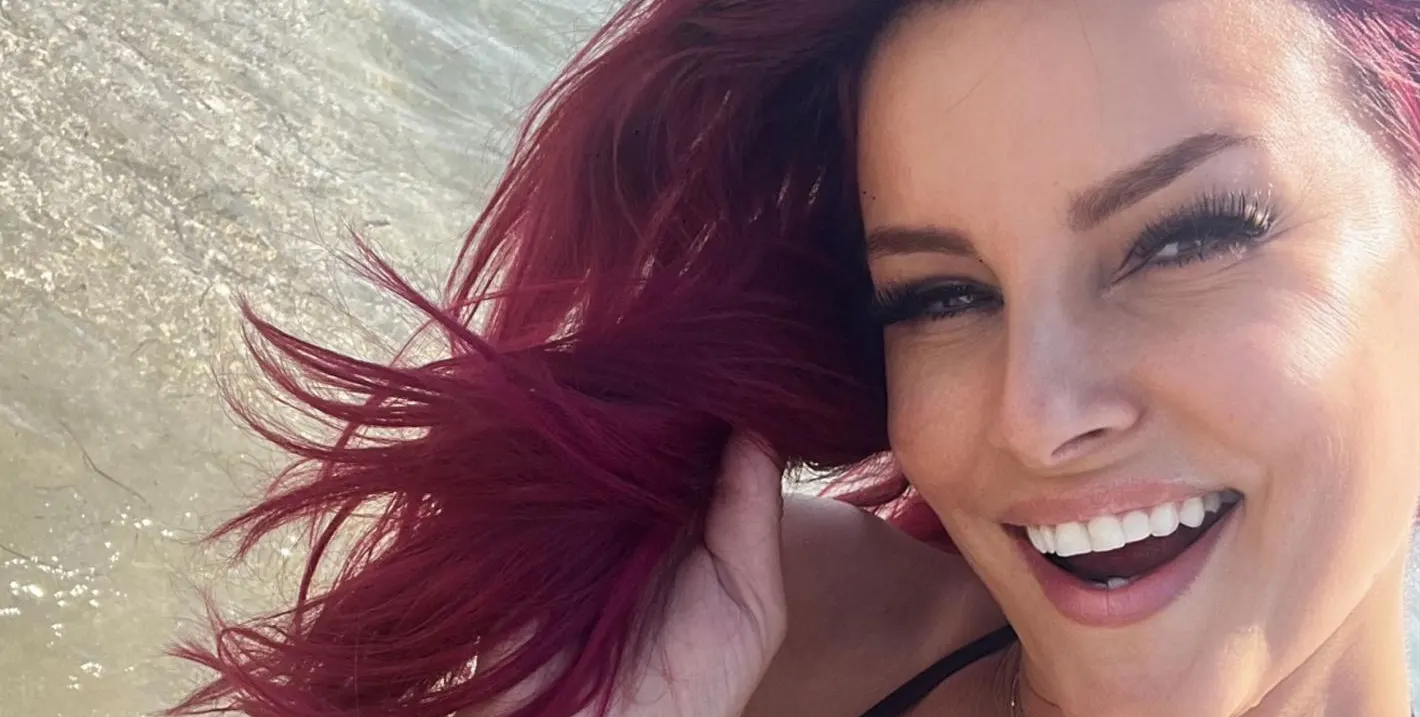 Валя блести без филтри: Естествен бюст, който шокира София!