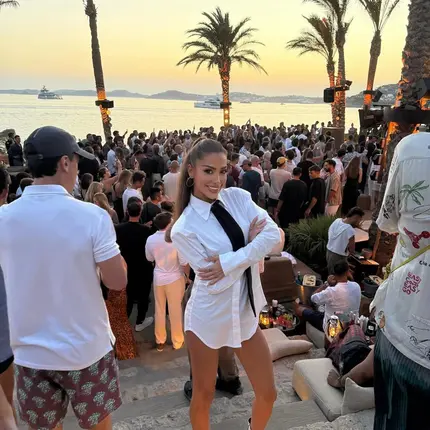 Шок в Миконос: Ария забрави гащите си на купон!