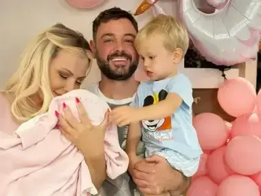 Сурогатна майка или замразени яйцеклетки създават потомството на Камелия?