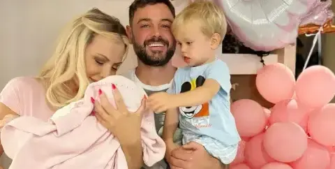 Сурогатна майка или замразени яйцеклетки създават потомството на Камелия?