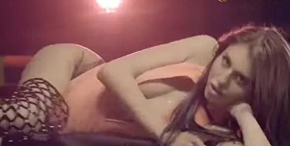 Вижте Емили Шишкова като чалга певица: Даваш кеш и казвам уеs (ВИДЕО)