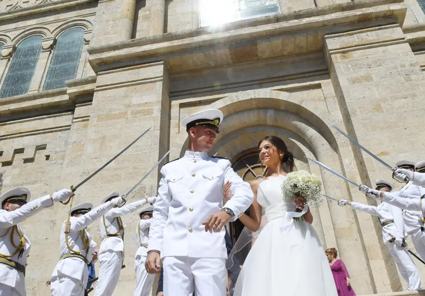 Военноморска сватба се превърна в атракция във Варна (снимки)