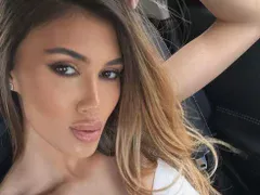 Бившата на Елвиса заведе кучето си на море