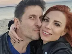 Блатечки лъсна без дрехи със свой колега! Жена му ще го застреля