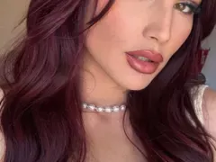 Ергенката Мика става и ляга с букет