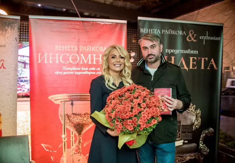 Венета Райкова глезена с рози от сина си! Шокиращи детайли!
