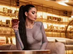 КАКВО ПРАВИ?! Миска с неприлични пози в залата! (ФОТО)