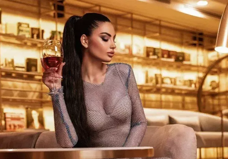 КАКВО ПРАВИ?! Миска с неприлични пози в залата! (ФОТО)