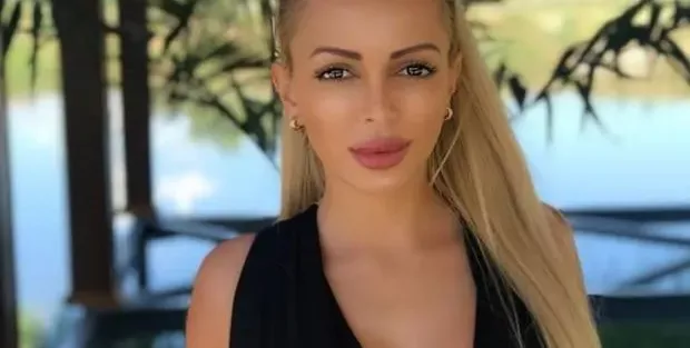 Осипова ходи боса и малко гола по асфалта