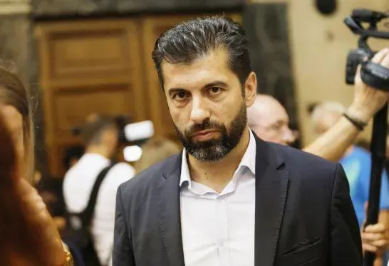 Кирил Петков: От брадясал мъж до премиер - какво се случва?