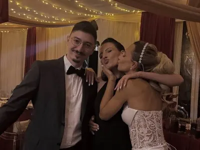 ЗАВАЛИЯТА!! Баджанаците на Иво Карамански до него на сватбата: Антоанет Пепе домъкна бившите си! (СНИМКИ)