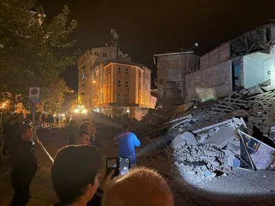 26 ранени, 4 рухнали сгради и стотици сигнали до спешния телефон след труса в Турция (снимки)