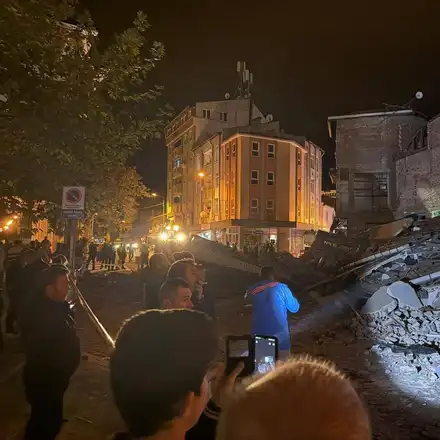 26 ранени, 4 рухнали сгради и стотици сигнали до спешния телефон след труса в Турция (снимки)