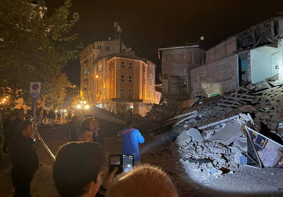 26 ранени, 4 рухнали сгради и стотици сигнали до спешния телефон след труса в Турция (снимки)