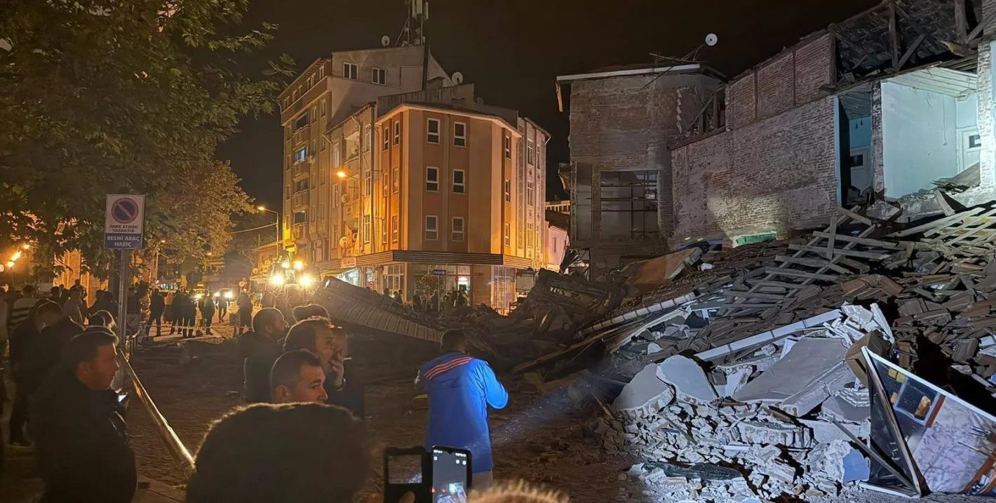 26 ранени, 4 рухнали сгради и стотици сигнали до спешния телефон след труса в Турция (снимки)