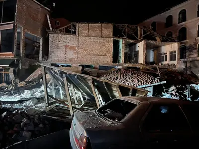 26 ранени, 4 рухнали сгради и стотици сигнали до спешния телефон след труса в Турция (снимки)