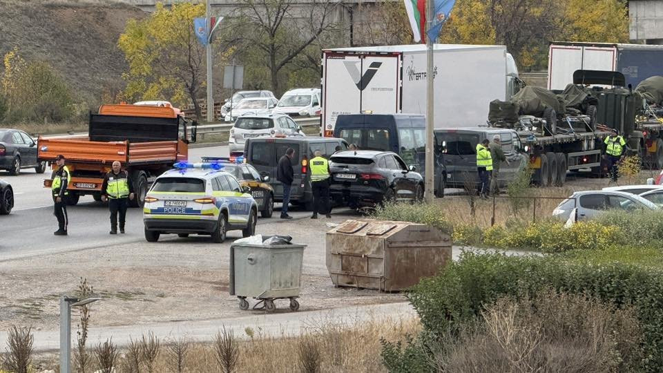 Шок на Ботевградско шосе: Ягуар се сблъска с военен камион!
