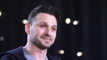 Звездата от „Под прикритие“ и „Братя Мангасарян“ Александър Сано: На жена ми Нели казвам „Обичам те!“ по 63 пъти на ден