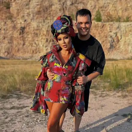 Андреа пуска кълба дим като комин