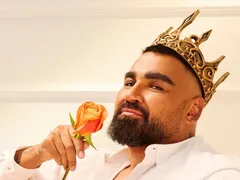 Азис готви филм за живота си – сам ще си напише „Оскара“!