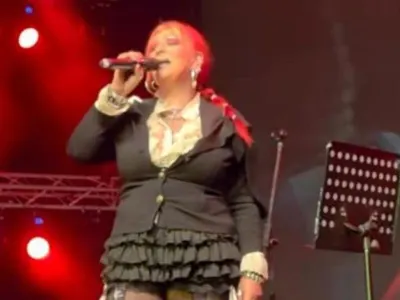 Шок! Милена в минижуп на юбилейния концерт в НДК!