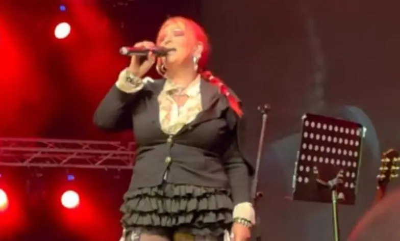 Шок! Милена в минижуп на юбилейния концерт в НДК!