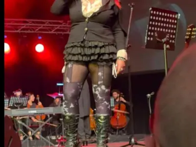 Шок! Милена в минижуп на юбилейния концерт в НДК!