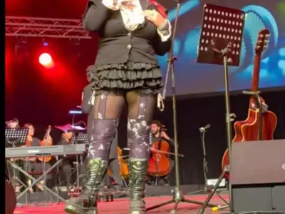 Шок! Милена в минижуп на юбилейния концерт в НДК!