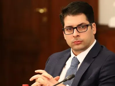 Шок! Анна-Мария Конова бременна от политик и напуска България!