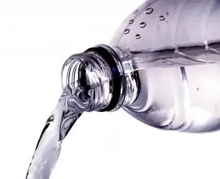 Скандал с водата: ЕС ни принуждава да пием от рециклирана пластмаса!