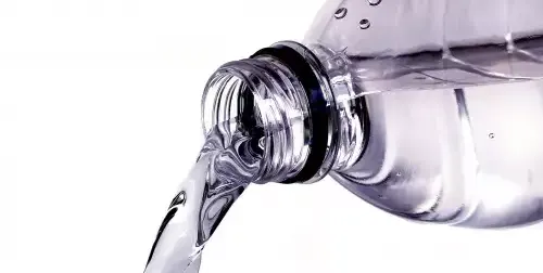 Скандал с водата: ЕС ни принуждава да пием от рециклирана пластмаса!