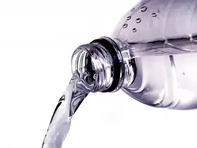 Скандал с водата: ЕС ни принуждава да пием от рециклирана пластмаса!