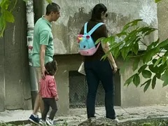 Дъщерята на Лена и Миро стана На 2,  но кой се грижи за нея?
