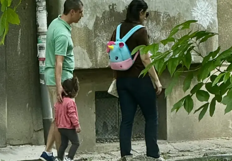 Дъщерята на Лена и Миро стана На 2,  но кой се грижи за нея?